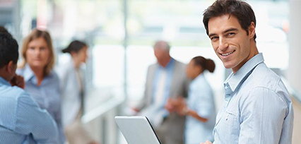 Innotask-Hombre-con-computadora-sonriendo