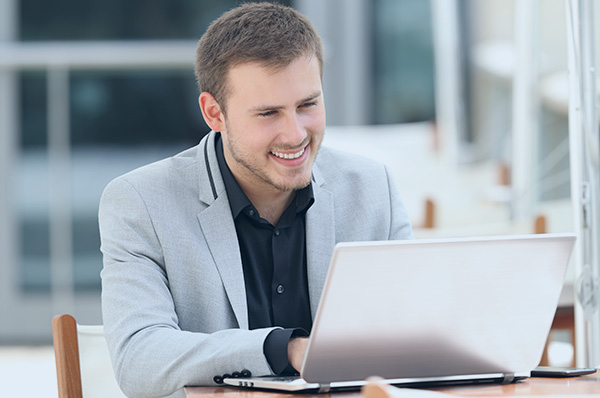 innotask-empresario-frente-a-laptop